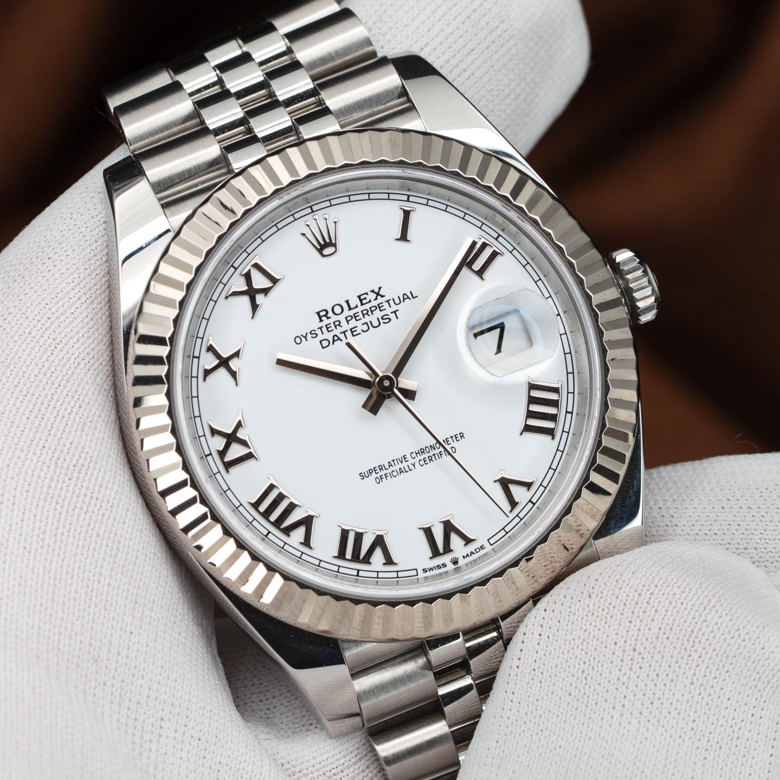 May be an image of wrist watch and text that says 'I III 7 IIII XI ROLEX PERPETUAL PERPETUAL EX OYSTER DATEJUST X DAT IX CHRONO TR SUPERLATIVE CMBOMA CERTIFA VIII VII OFFICIALL ร…