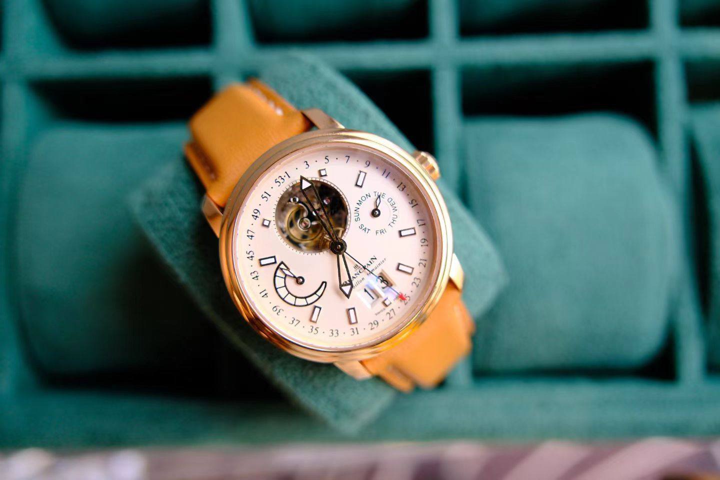 May be an image of wrist watch and text that says '3 5 D सव 9 D MON 03 SUN HUWED 33M SAT RI a 口 47 45 O PINN p NC Hlo ッ D 21 2'