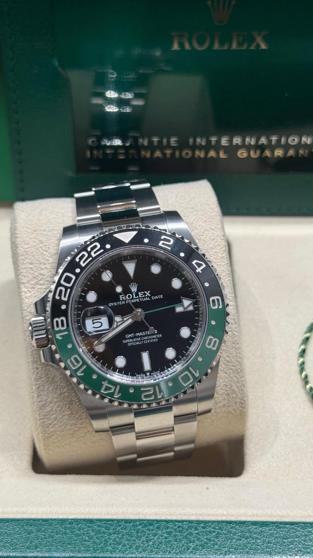 May be an image of wrist watch and text that says '安神 TERNATION NALGUARAI R LGUAR GU ی ROL RO EX OLEX ATE ONS TERFERPE EXBR DE 5 18 6 GHT-MASTE.B NOMLTN " 8 16 รดนัน 12 10'