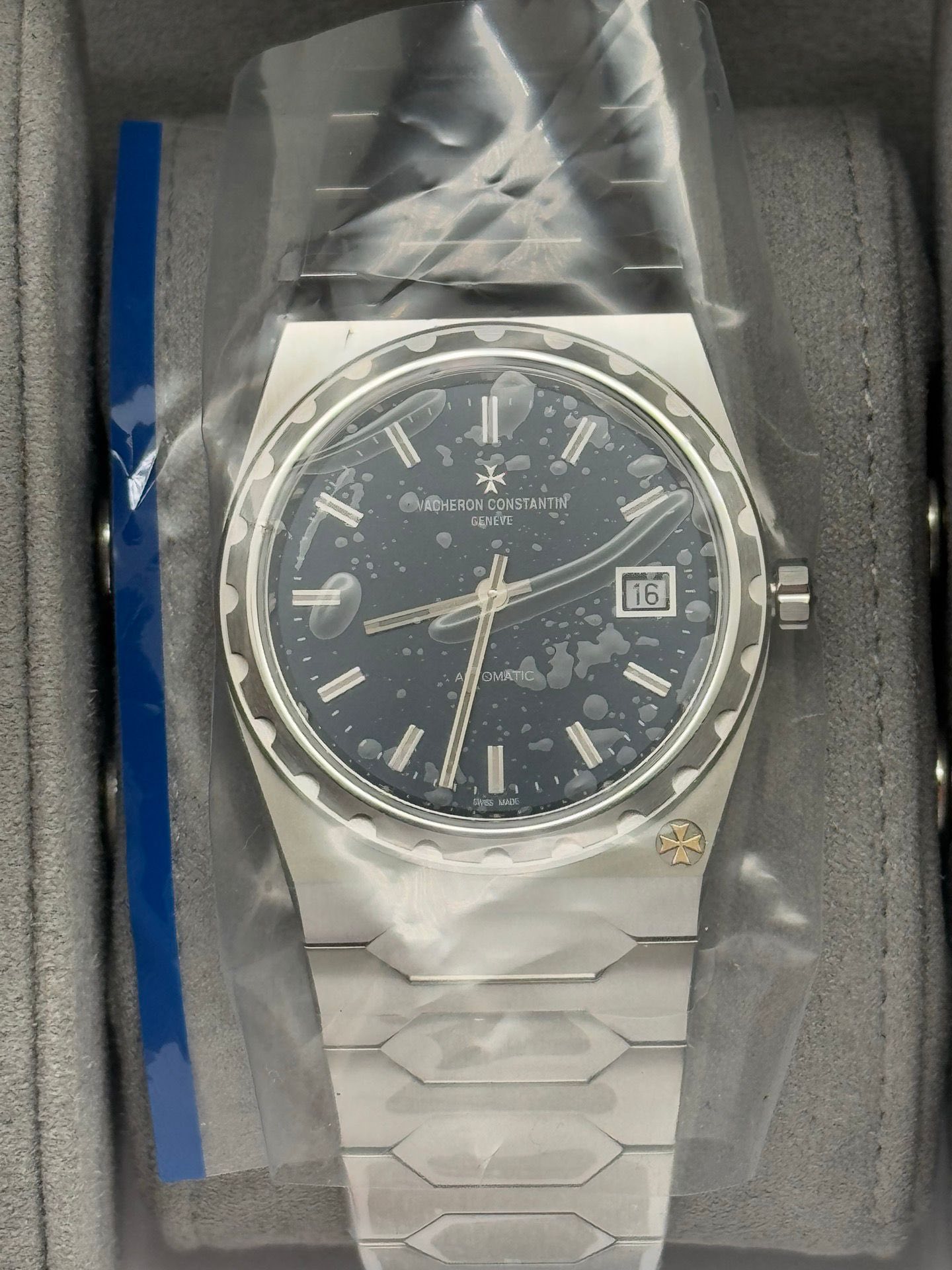 May be an image of wrist watch and text that says 'TII NACHERON VADHERONCONSTANTIN CONSTANTIN GENEVE I 16 OMATIC I'