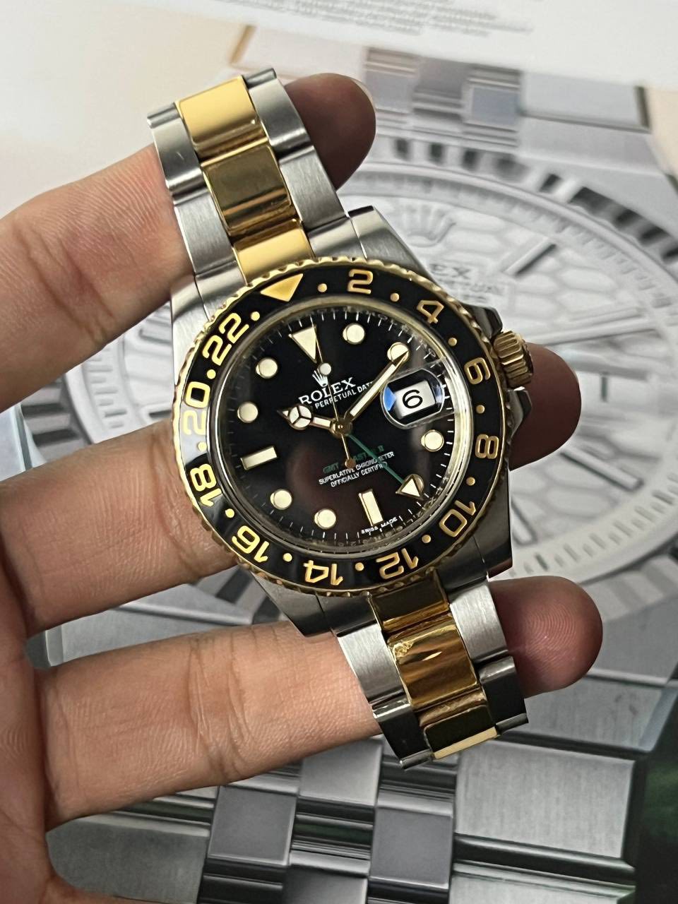 May be an image of wrist watch and text that says '2 • 4 5X DAT ROI PER 6 + CERTO OITIGIALT 10 2 mapa ф 10 12 14'
