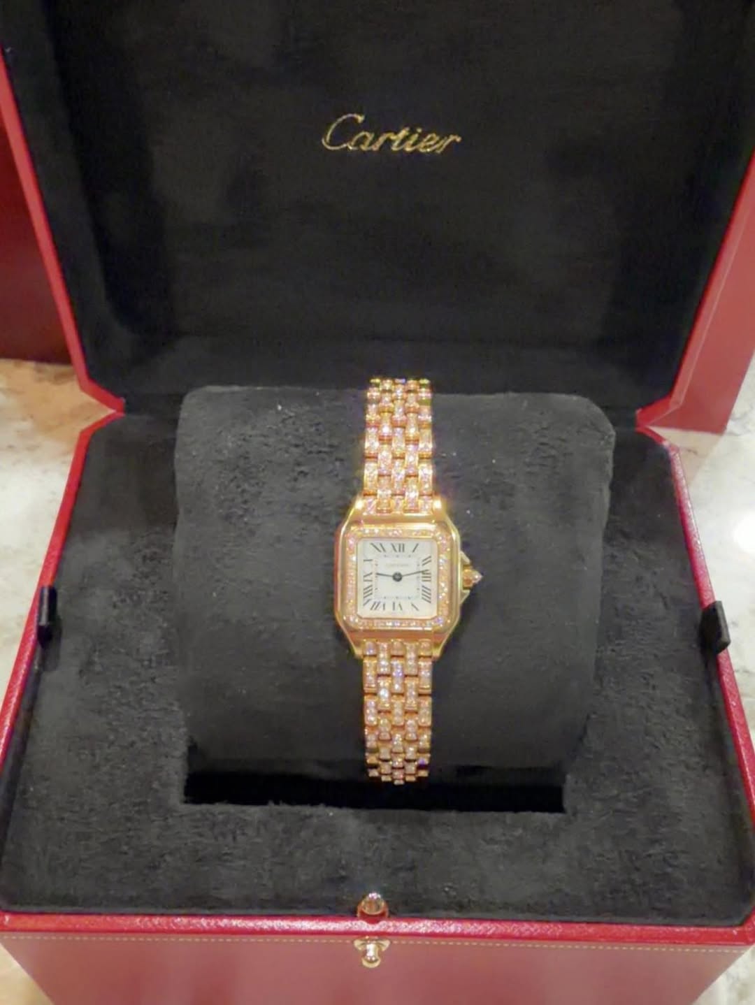May be an image of wrist watch and text that says 'Cartier 11 / + 0 I1 懈'