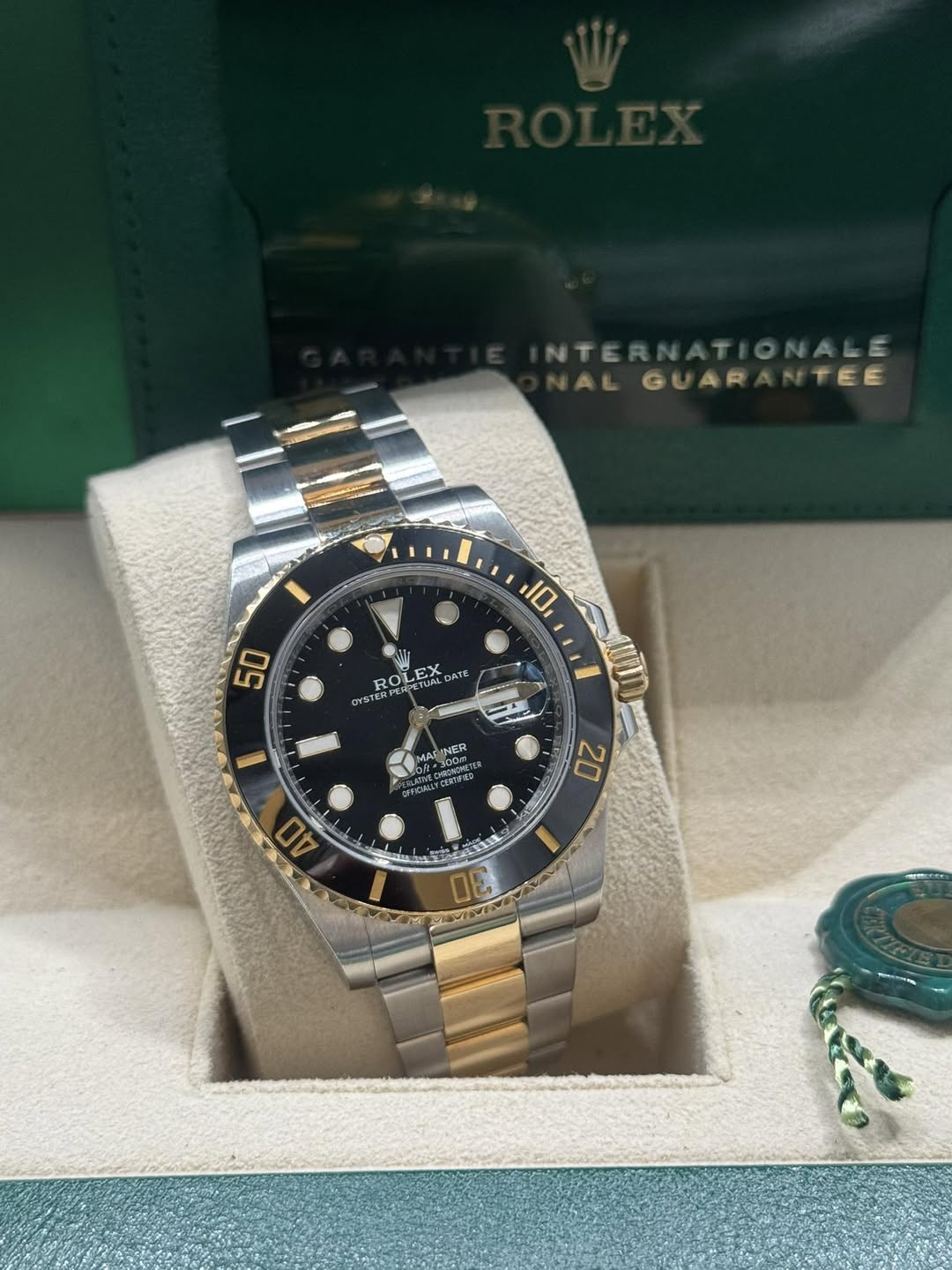 May be an image of wrist watch and text that says 'NTERNATIONALE NTERNAT ONALE ALGUARA NTEE TEE AL GUAR I 10 50 ROL ROLE EY DATC VST MAS MAS 300m1 NOMTCR NER 20 ي 40 30'