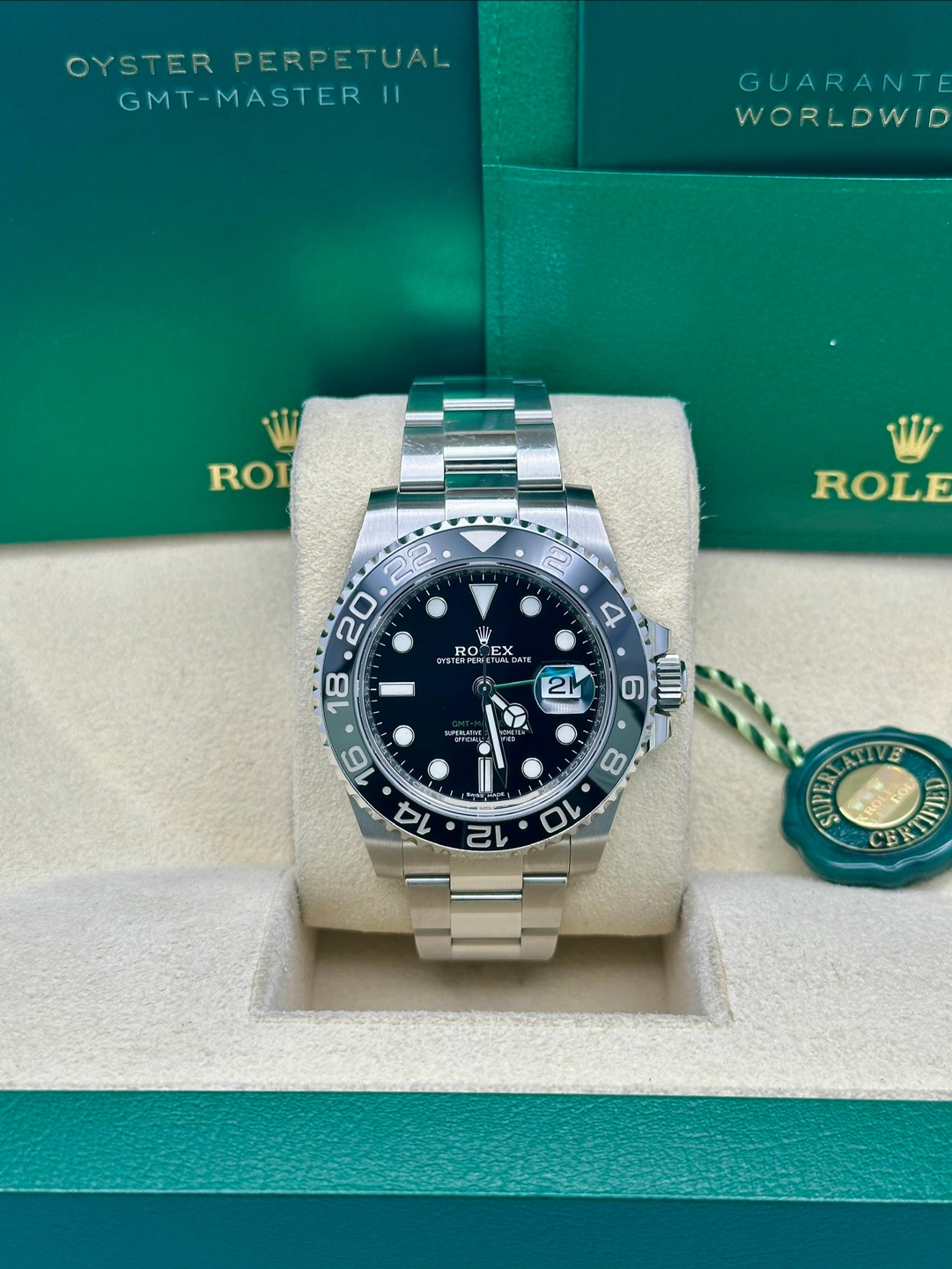 May be an image of wrist watch and text that says 'OYSTER OYSTERPERPETUAL PERPETUAL GMT-MASTER 11 GUARANTE WORLDWID ROI اسم ROLE 22 20 18 STERPO πο RO EX TLASLOWTE TASLDWTE 21 4…