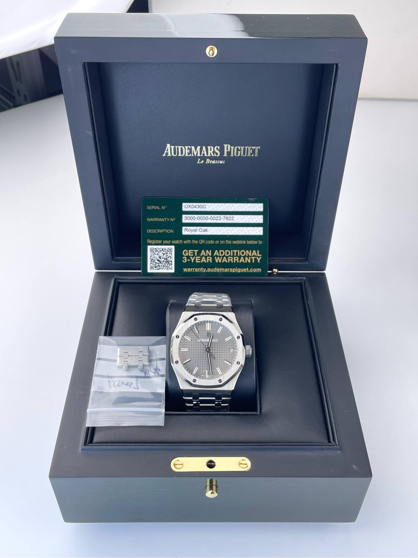 May be an image of wrist watch and text that says 'AUDEMARS AUDEMARSPIGUET PIGUET Le Bpawи3 UX0430C WANRANTY RoyalQak 고세에지 GETAN 3-YEAR ADDITIONAL GETANADDITIONAL 3-YEARWARRANTY…