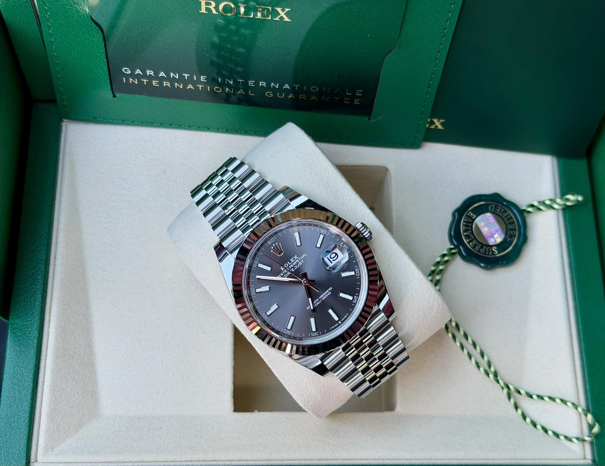 May be an image of wrist watch and text that says 'ROLEX GARANTIE INTERNATIONAERNAT NTERNA INTERNATI 2 1 ทท عنل TEL O 飞 20 יופה OE AOEN ب los'
