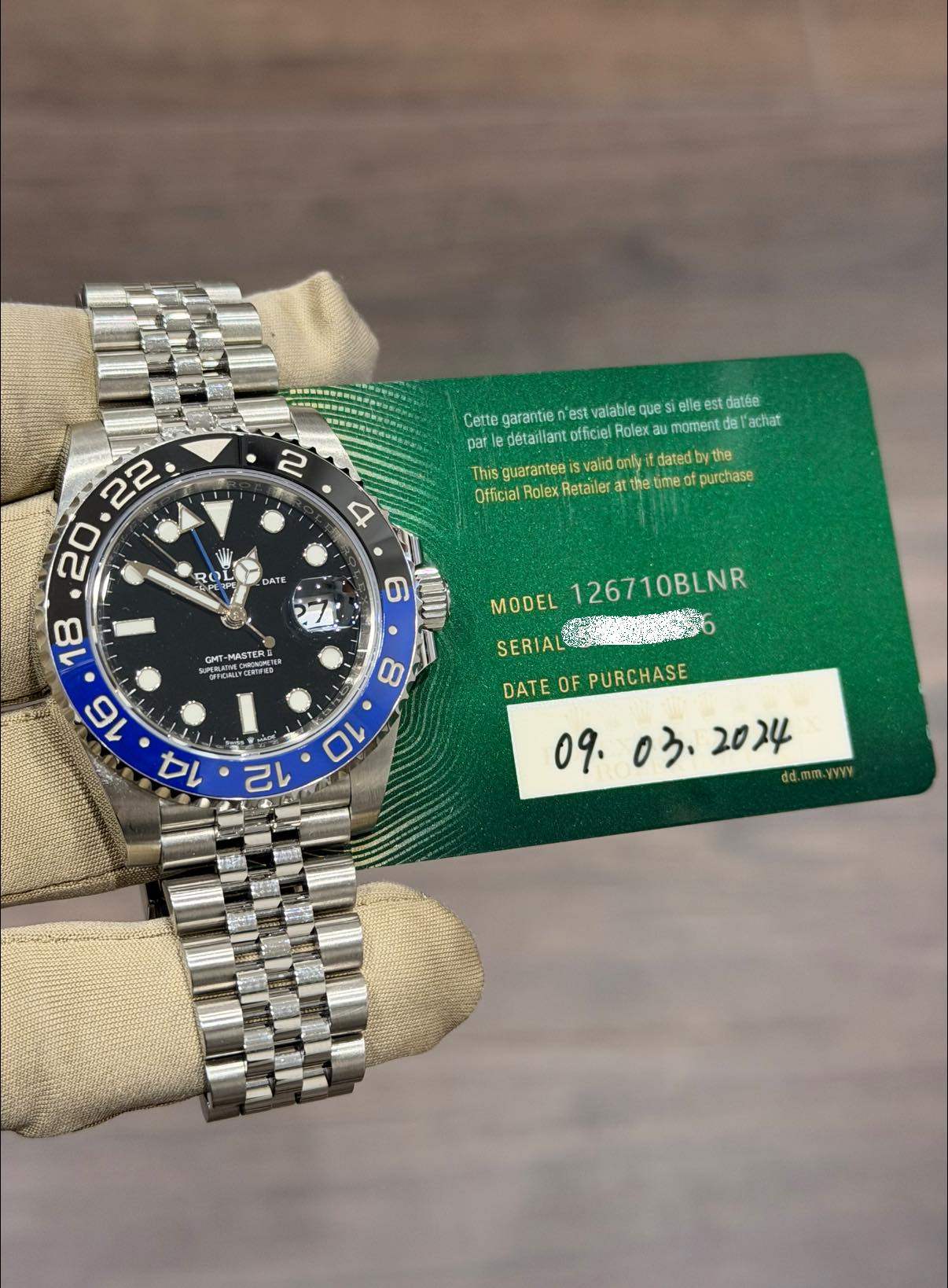 May be an image of wrist watch and text that says '2 Cette garantie 'est valable que elle llee datén edetani ant officiel Rolex ลง moment ね achat This guarantee vaiid onlyit…