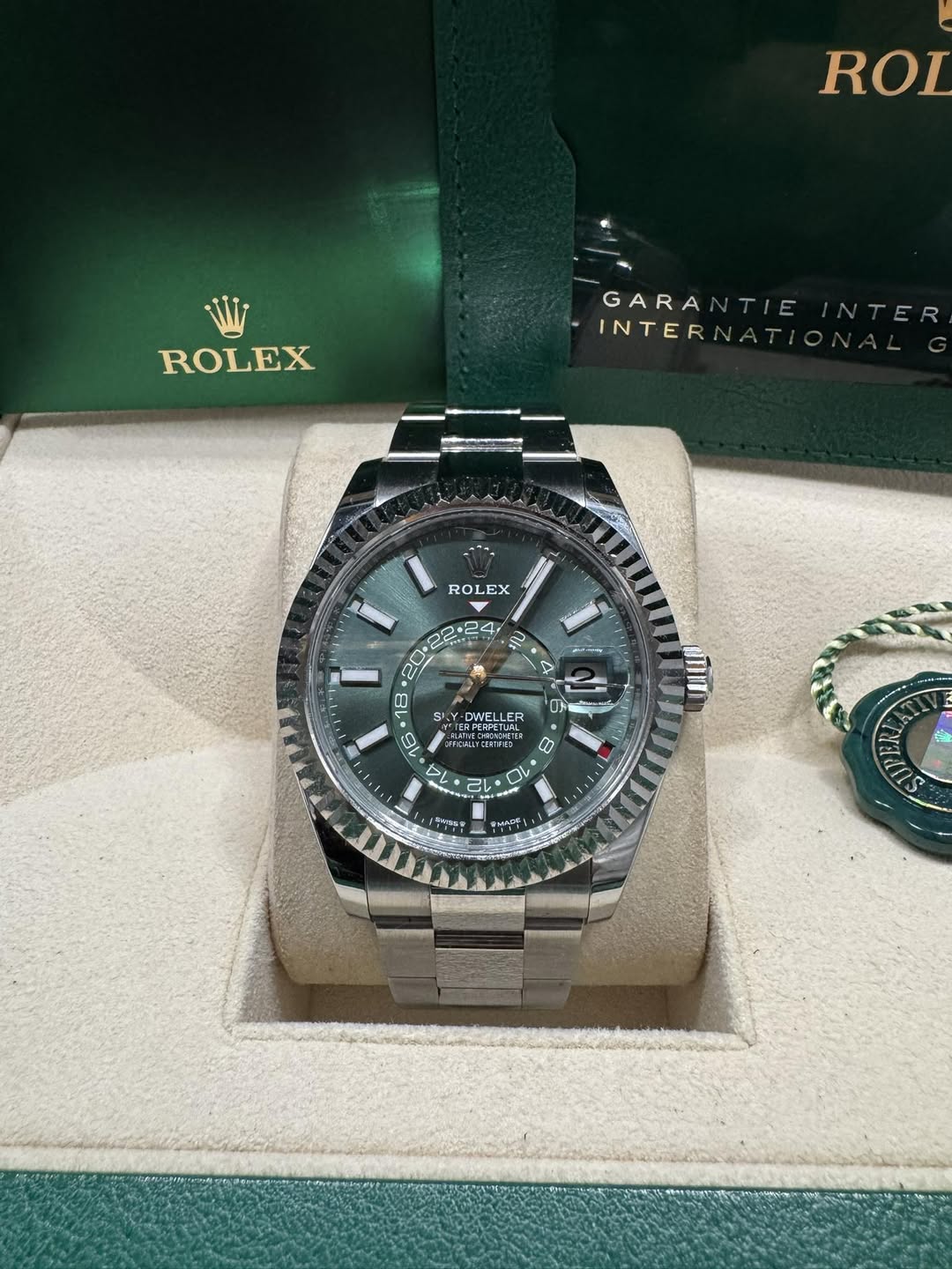 May be an image of wrist watch and text that says 'ROL ROLEX GARA GARANTIE NTIEINTER TIE NTER INTER INTERNATI INTERNATIONAI ROLEX 22.2 20 ٢ع R 18 SI OINEL ER C 16 n D 1를 ا 2L C…