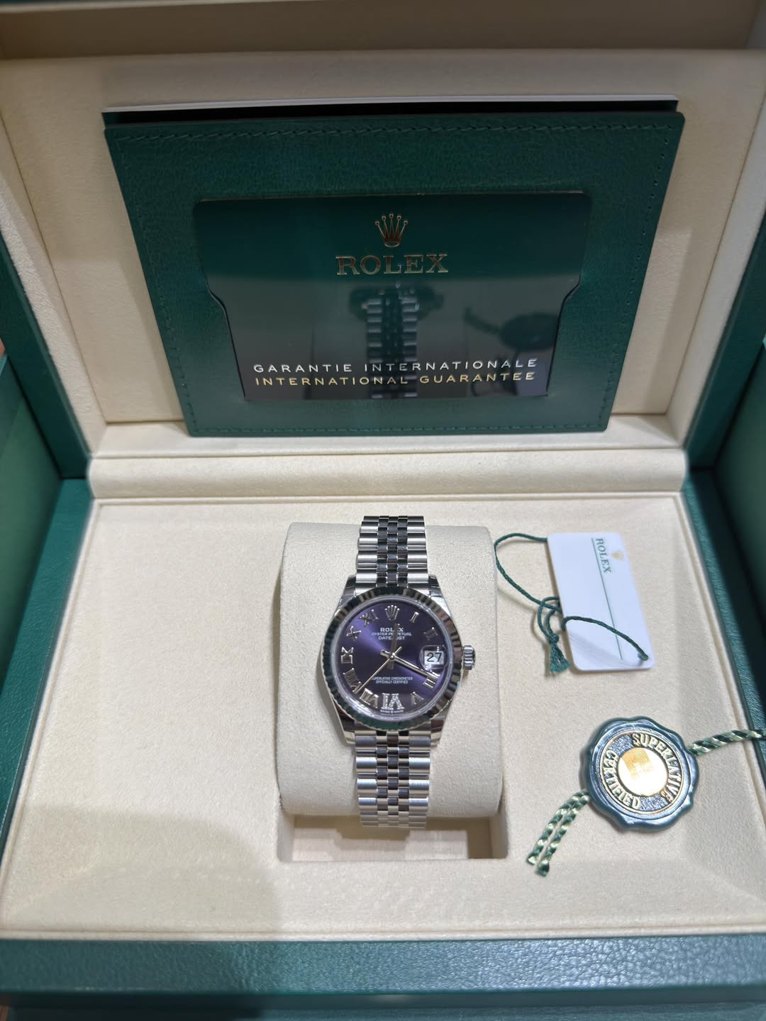 May be an image of wrist watch and text that says 'GARANTIEI NTIEINTERNATIONALE IN RNATIONALE E INTERNATIONALGUARANTEE GUARANTEE INTERNATION/ ROLEX 번마노 หรบ QID ONAN 月6D8 SUPB S…