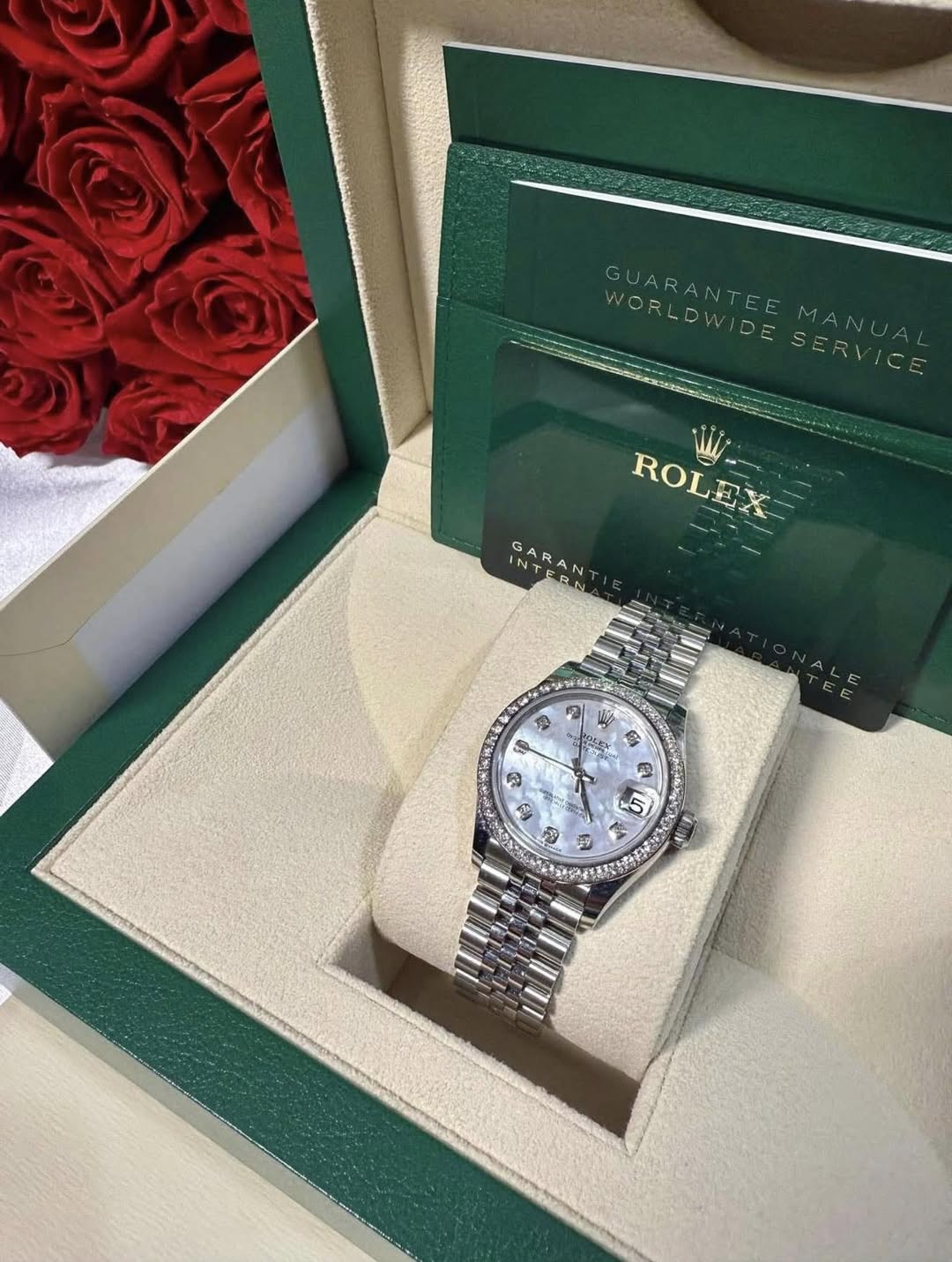 May be an image of wrist watch and text that says 'GUARANTEE GUARANTEEMANUA RANTEE WORLD GUARA SERVIC ROLEX ROL INT GARAN TERN BN NTERN Pa 6 말수 ហ プ'