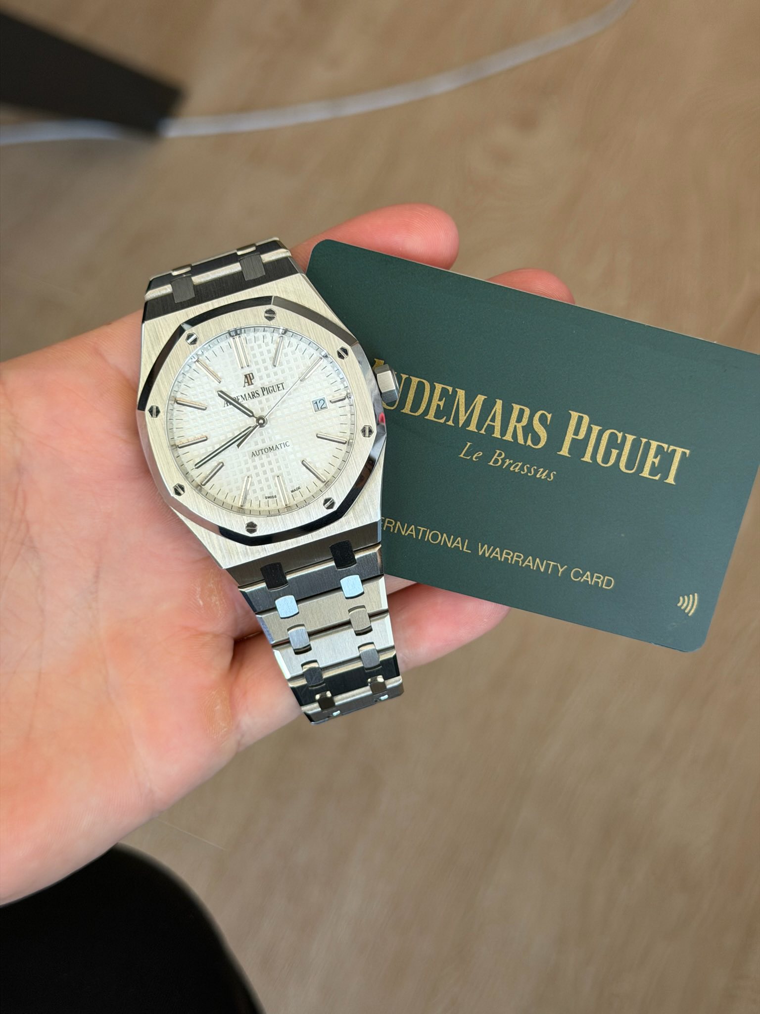 May be an image of wrist watch and text that says 'ሞ SMURS PIGLET 12 AyTOMATK 0 DEMARS Le Brassus PIGUET NATIONAL WARRANTY WARRANTY CARD'