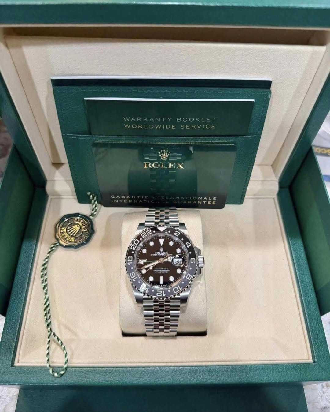 May be an image of wrist watch and text that says 'WARRANTYBOOKLET WARRANT BOOKLET WOR WORLDWIDESERVICE LDWIDE SERVICE RO ROLEX EX GARA T P P ROLEX ተመላ 18 国 16 31 쌀사리 6 三 AAHE 8…