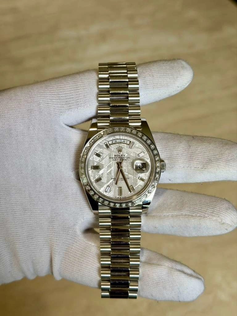 May be an image of wrist watch and text that says 'FRIDAY FRIDAY MO ROL DAY'