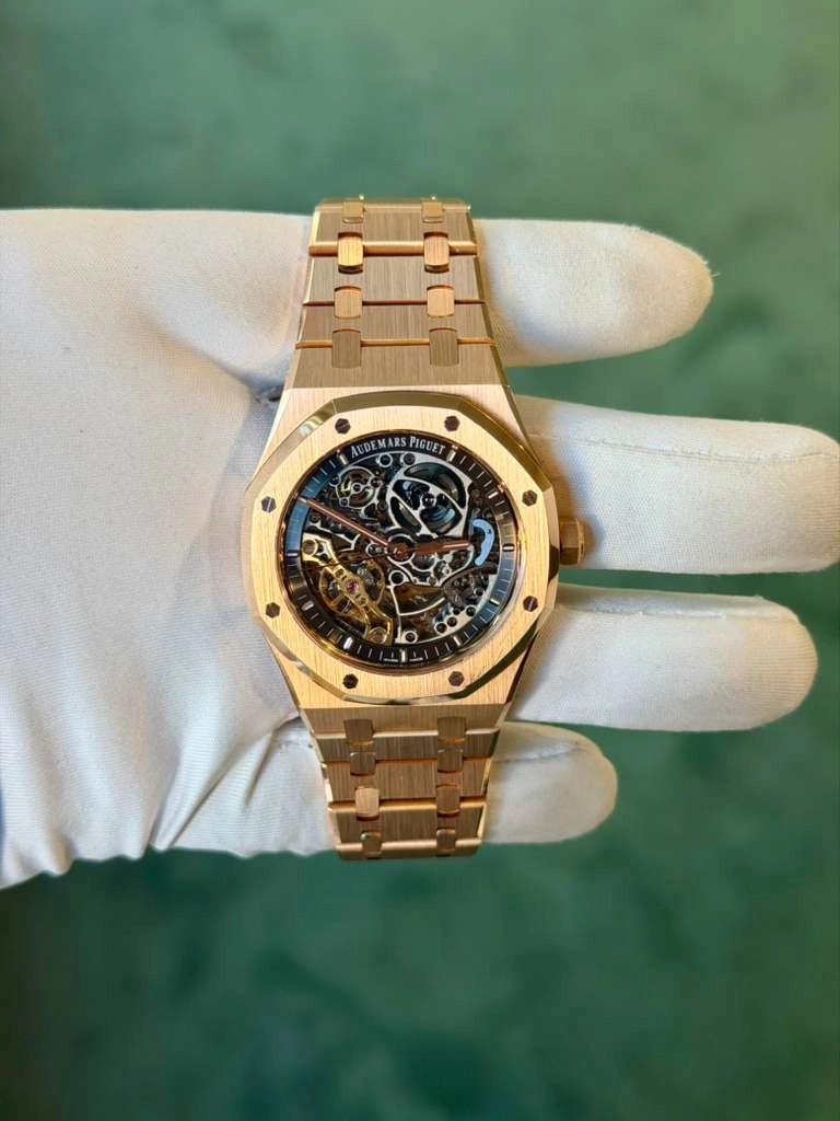 May be an image of wrist watch and text that says 'NDEMARSPIGUET AR 7 PIGUET yO L f 0 O'