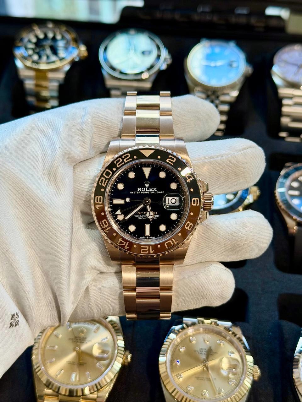 May be an image of wrist watch and text that says '2 Mi ROLEX E DATE ROLF OYS AUAWANA DHICH の E ጠቢ 8 OL 12'