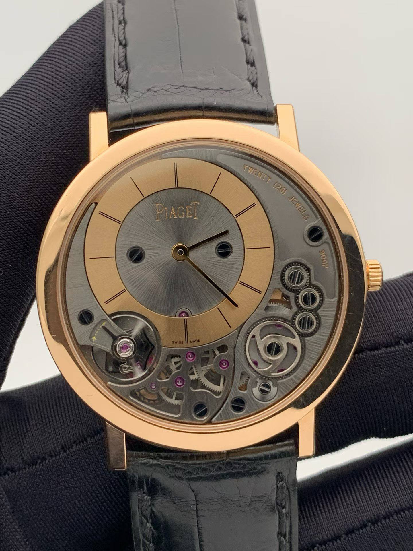 May be an image of wrist watch and text that says 'TWENT (20) 900P 2'