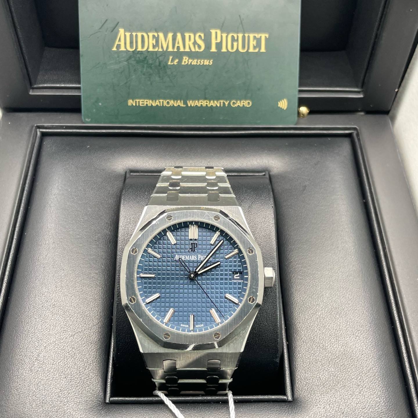 May be an image of wrist watch and text that says 'AUDEMARS PIGUET Le Brassus INTERNATIONAL NTERNVATIONALWARRANTYCARD WARRANTY CARD S S C APRIEMARS e O'