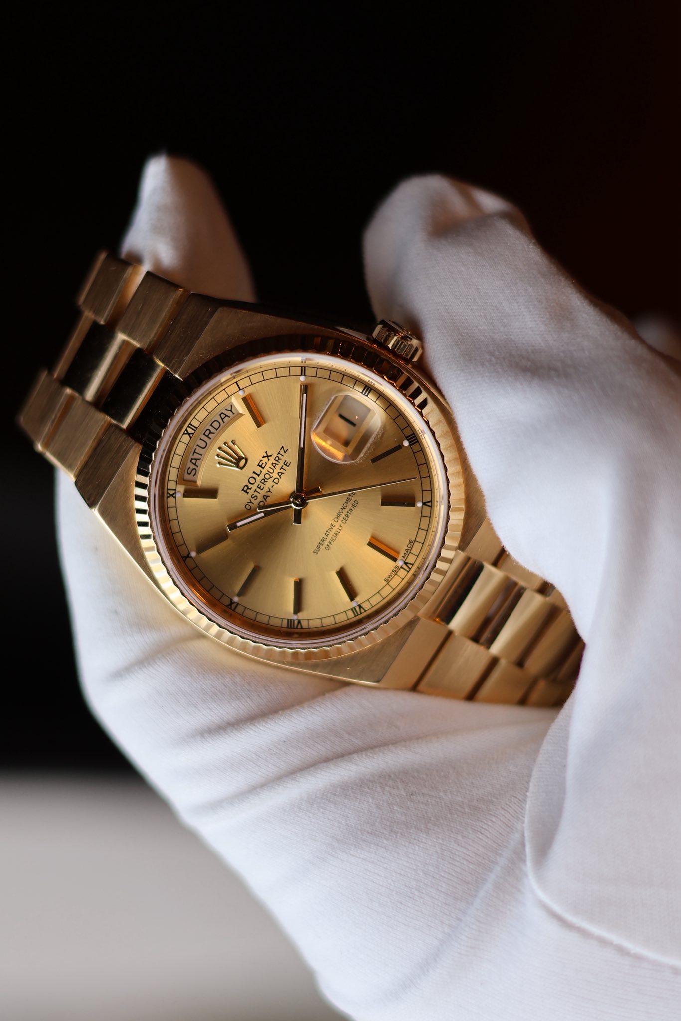 May be an image of wrist watch and text that says 'W 9 URDA AY W ROLEX STERQUART Y-DATE UARTZ DAT ROL ROLEX STERQU -DATE STERQUART DAY CENTIPER SPERLATNE SFCRLLE SIECALLY EY II'