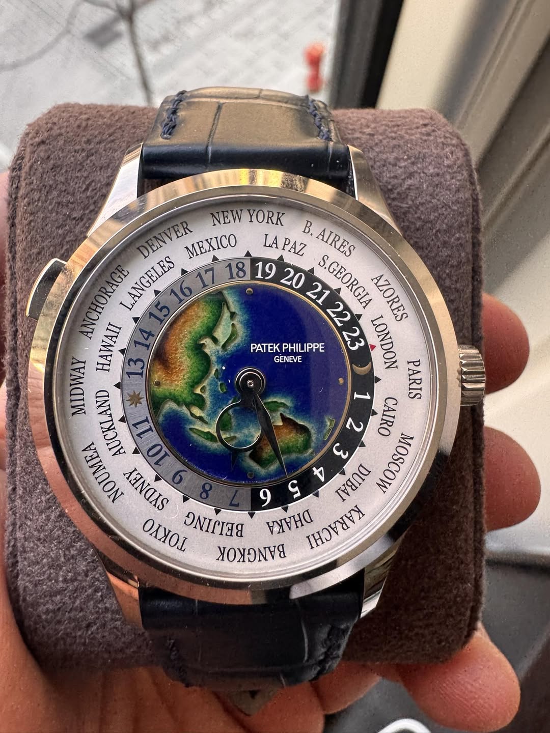 May be an image of map, digital watch and text that says 'NEW YORK DENVER VER MEXICO DEA LAPAZ B.AIRES B. AIRES ANCHORAGE LANGELES S.GEORGLA AZORES 22 HAWAII PATEK PHILIPPE 23…
