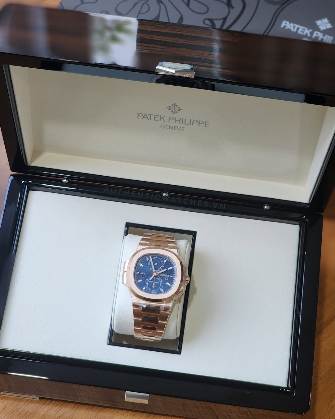 May be an image of wrist watch and text that says 'หน 1 PATEK PATEKPИЙ PHII PATEK GENEVE PATEKPHILIPPE PHILIPPE F 4 M T - ME កា 酒. ชา'