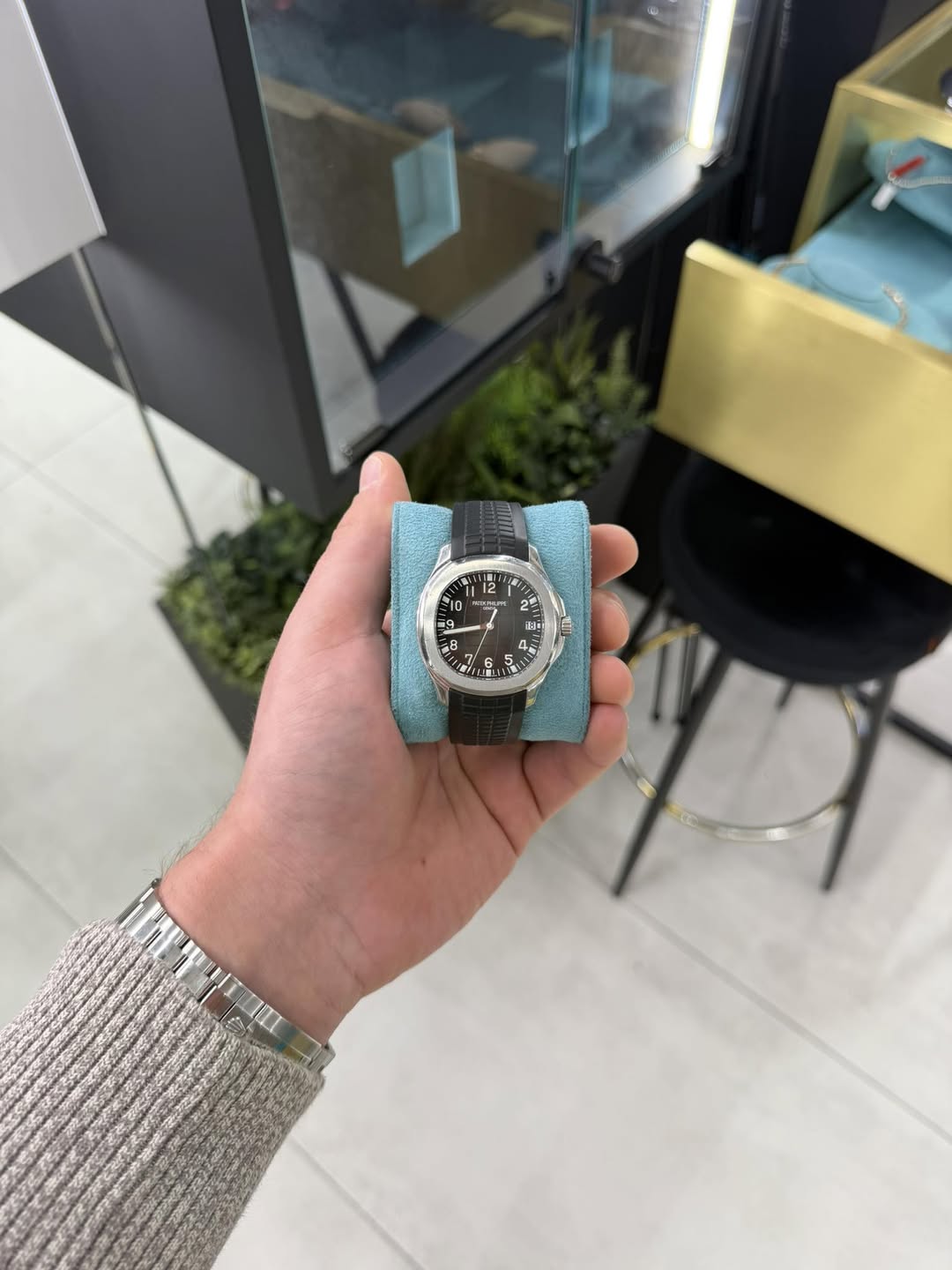 May be an image of wrist watch and text that says ' = F i 8 2 ففلا 4'