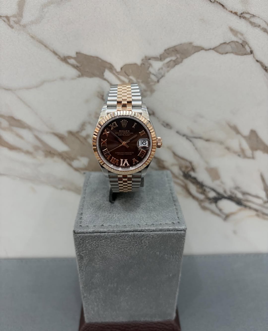 May be an image of wrist watch and text that says 'ر y L 16 1IU IA'