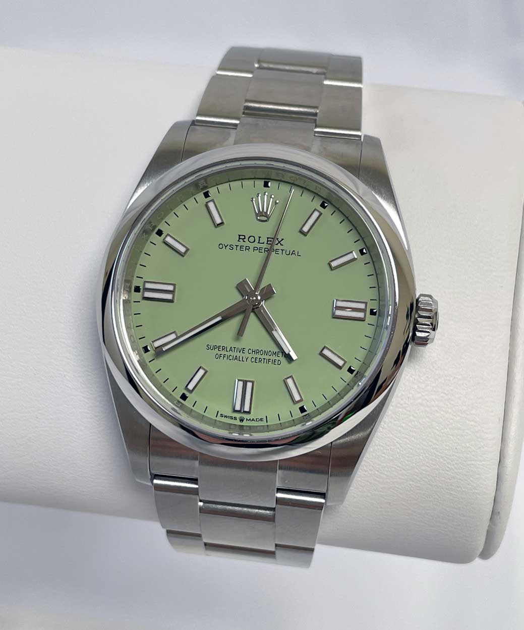 May be an image of wrist watch and text that says 'I li OYSTER OYSTERPERPETUAL X ROLEX I PER ER ETUAL I II LIT SUPERLATIVE CHRONOMET I OFFICIALLY SUPERLATIVECHRONONET…