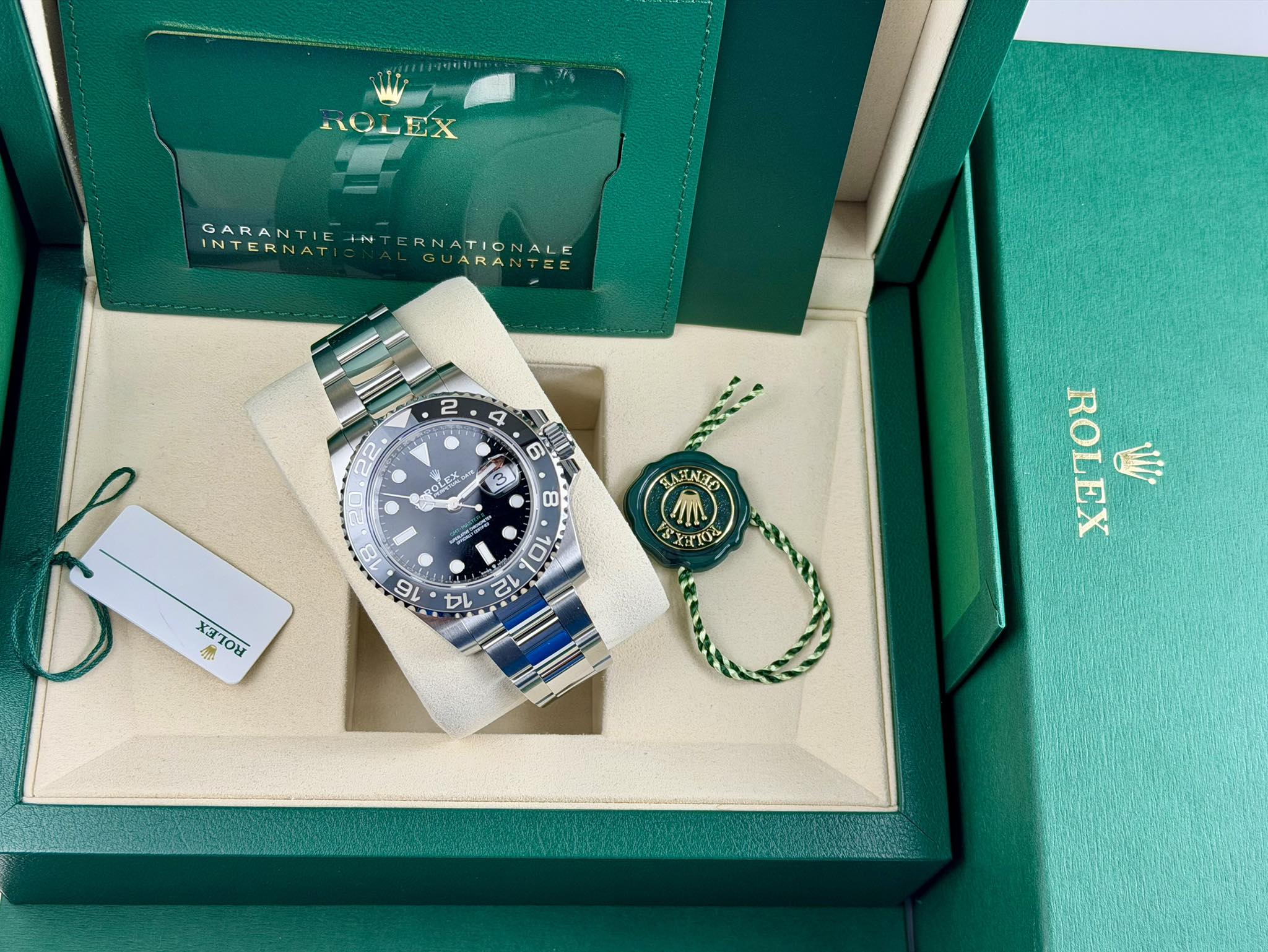 May be an image of wrist watch and text that says 'FOL OLEX EX INTEANTIEINTERNATIONALE INTERNTIE GARANTIE ナ INTERNAT RNATIONALE GUARANTE: RNATIO ALE 4 2 6 3 BOLEX LEX 8 1 กสว T…