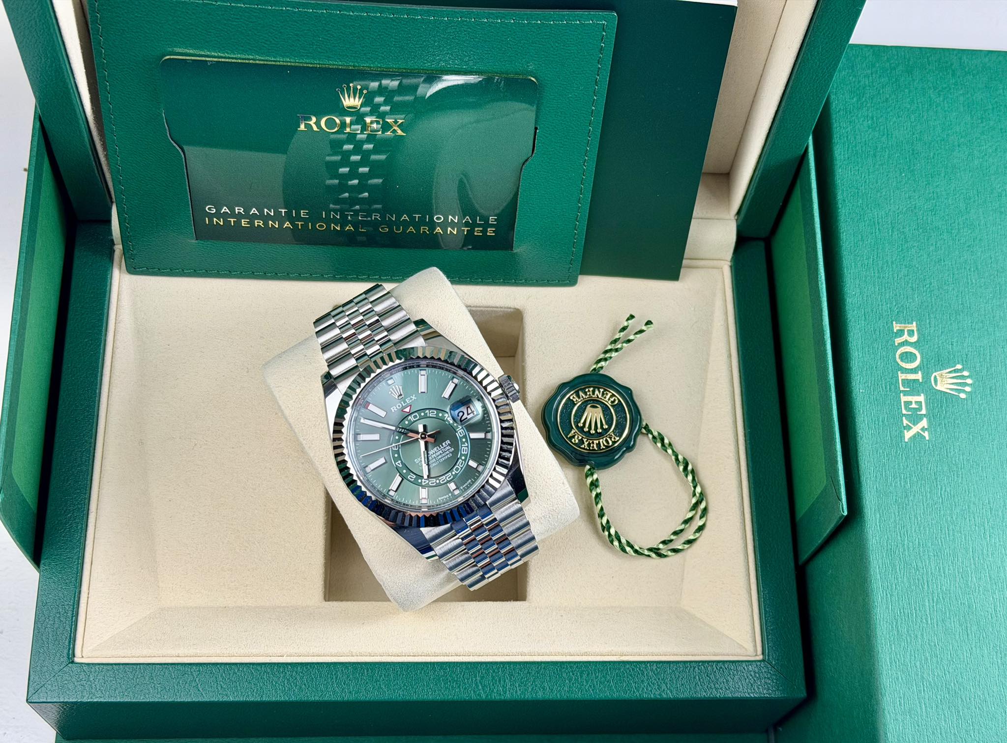May be an image of digital watch and text that says 'ROLEX RO GARANTIE NTE.R INTERNATIONALGUARANTEE INTERNATIANTERNATIONALE AT NALE INTERNAT G1 ARANTEE 0+12 አዳግ መባ 2 4 袋ッ丁 1 TUINTO…