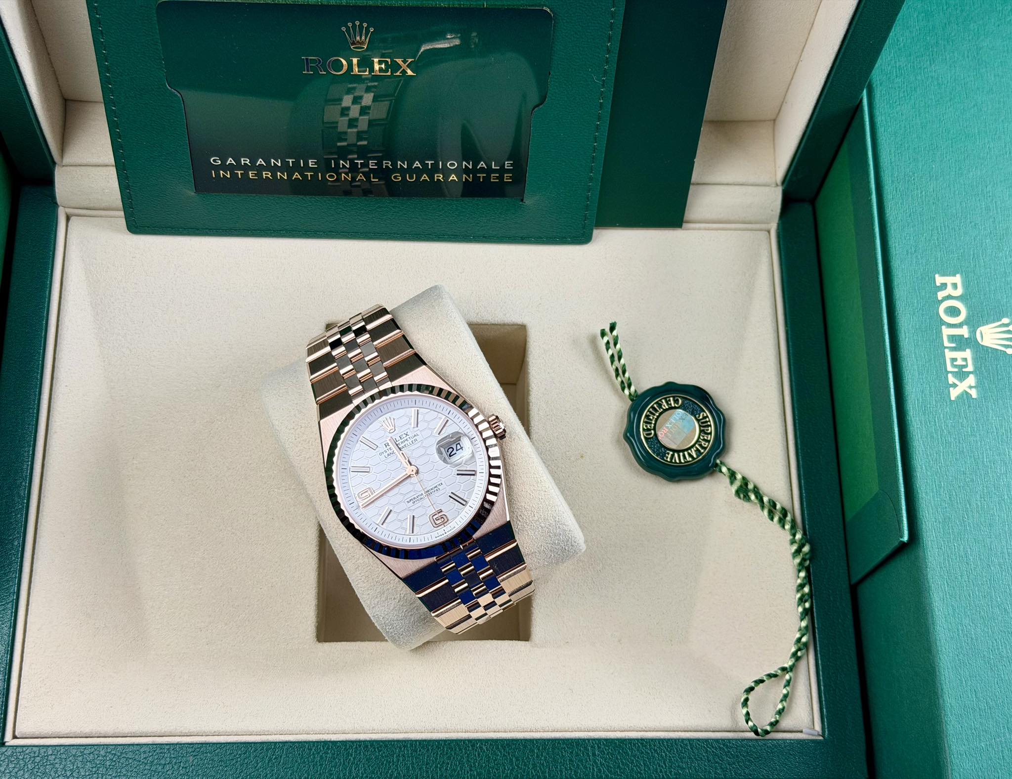 May be an image of wrist watch and text that says 'OLEX GARANTIE GARANTIETNTERNATIONALE INTERNATIONALGUARAI ONAL INTERNATIONALE GUARA 3 ንከ က်း 2V 吉ド 頭 4 CCEA S7 AU AL ROLEX EX…