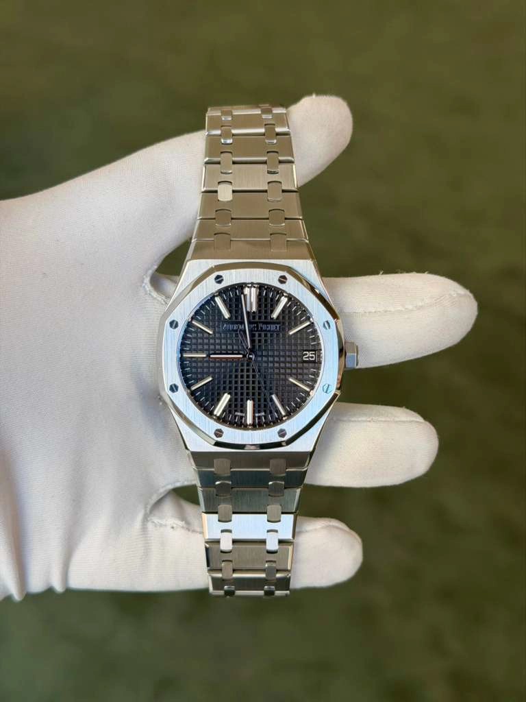 May be an image of wrist watch and text that says 'I U = (- 25 a'