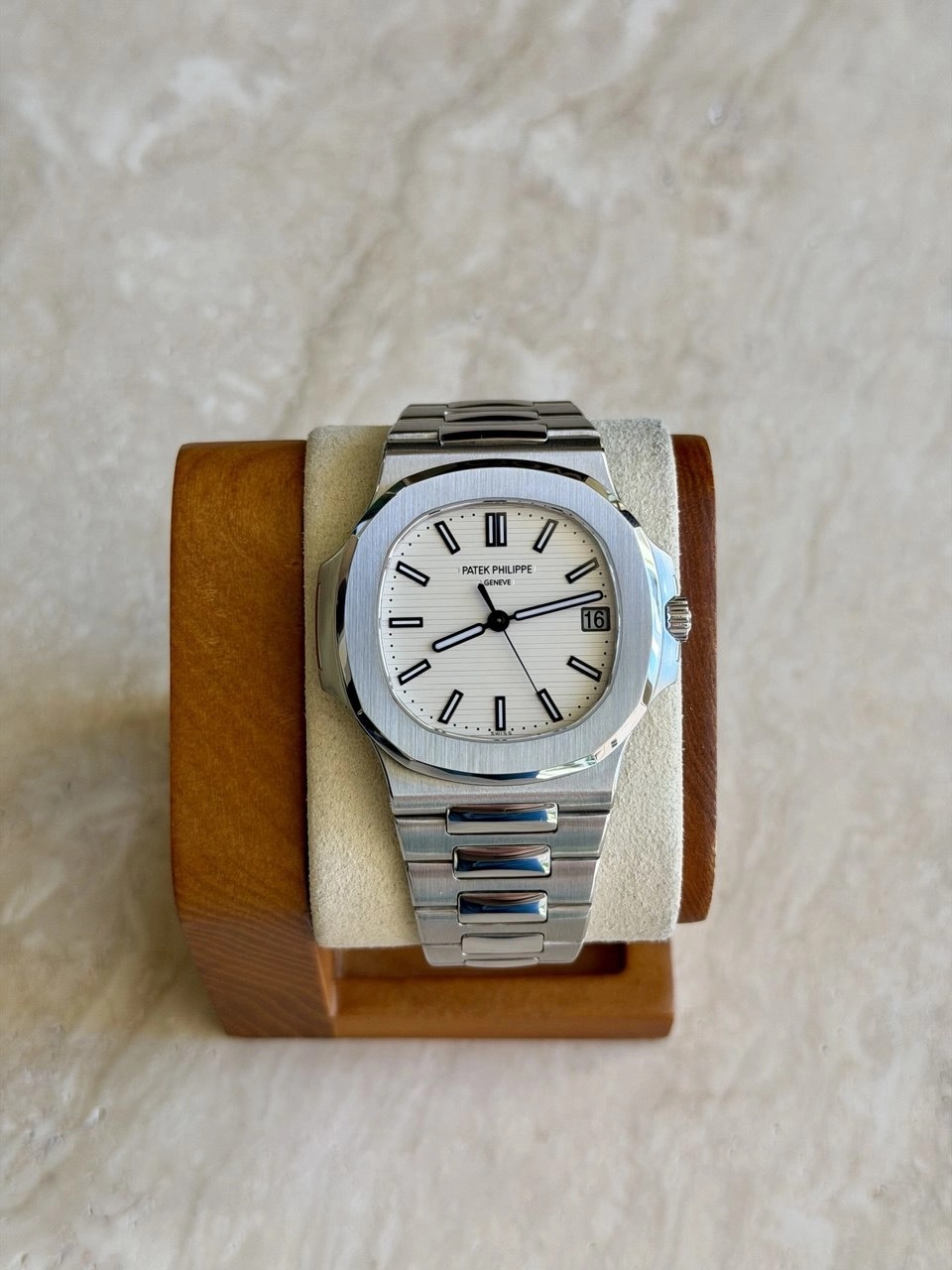 May be an image of wrist watch and text that says '佟 II / PATEK PATEKPHLIPPE IPPE GENEVE GIN ND U / D I I'