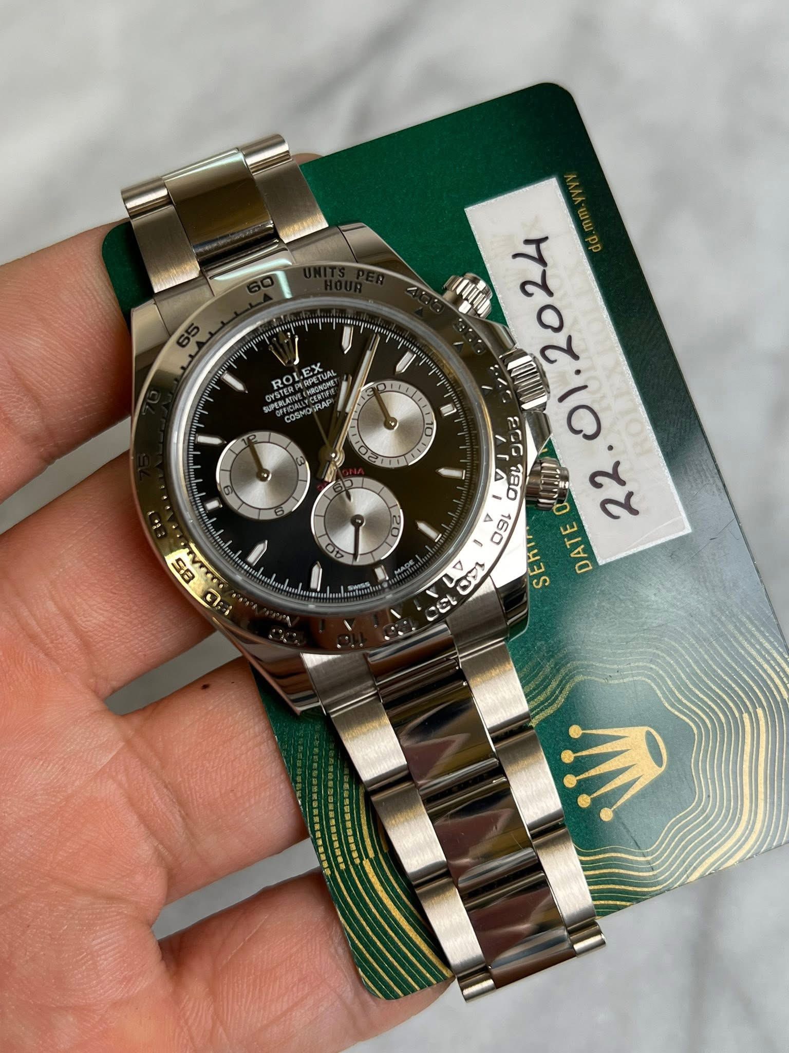 May be an image of wrist watch and text that says 'ROLEX 001 UN . B o SSET S O H で DAAE グ'
