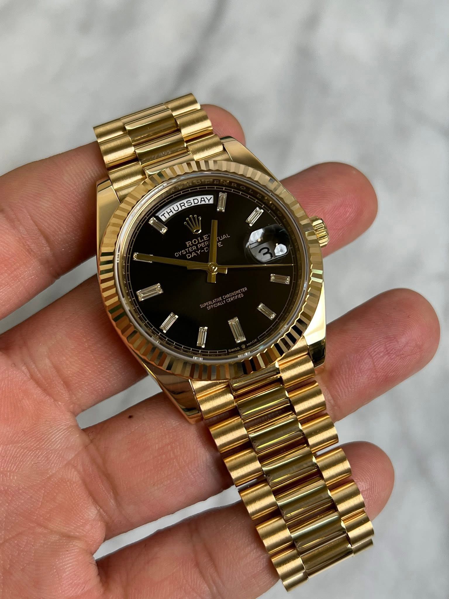 May be an image of wrist watch and text that says 'THURSDAY ግ 白 mIIII'
