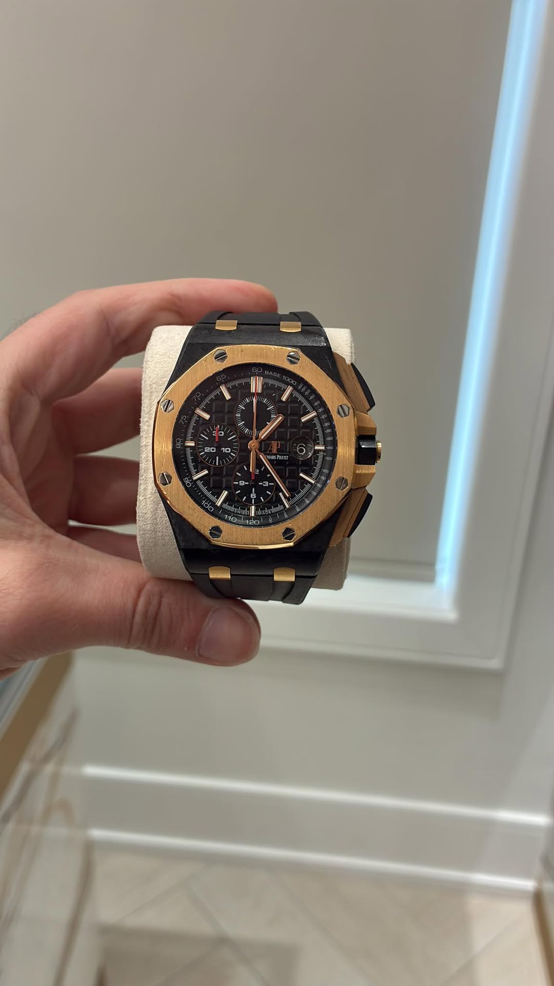 May be an image of wrist watch and text that says 'A だ こ口 بم 20 10 : R ت L Sl - a 森 द ቤ 280 1o'