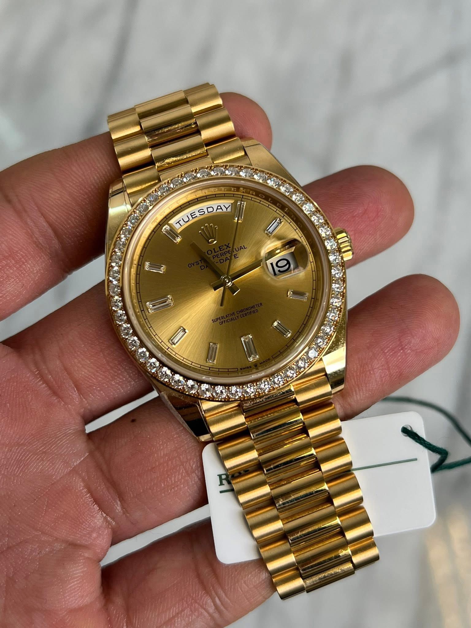 May be an image of wrist watch and text that says 'TROEL TUE TUESDAY TUESDAY SDAY ဓ ا حة 19 1 R'