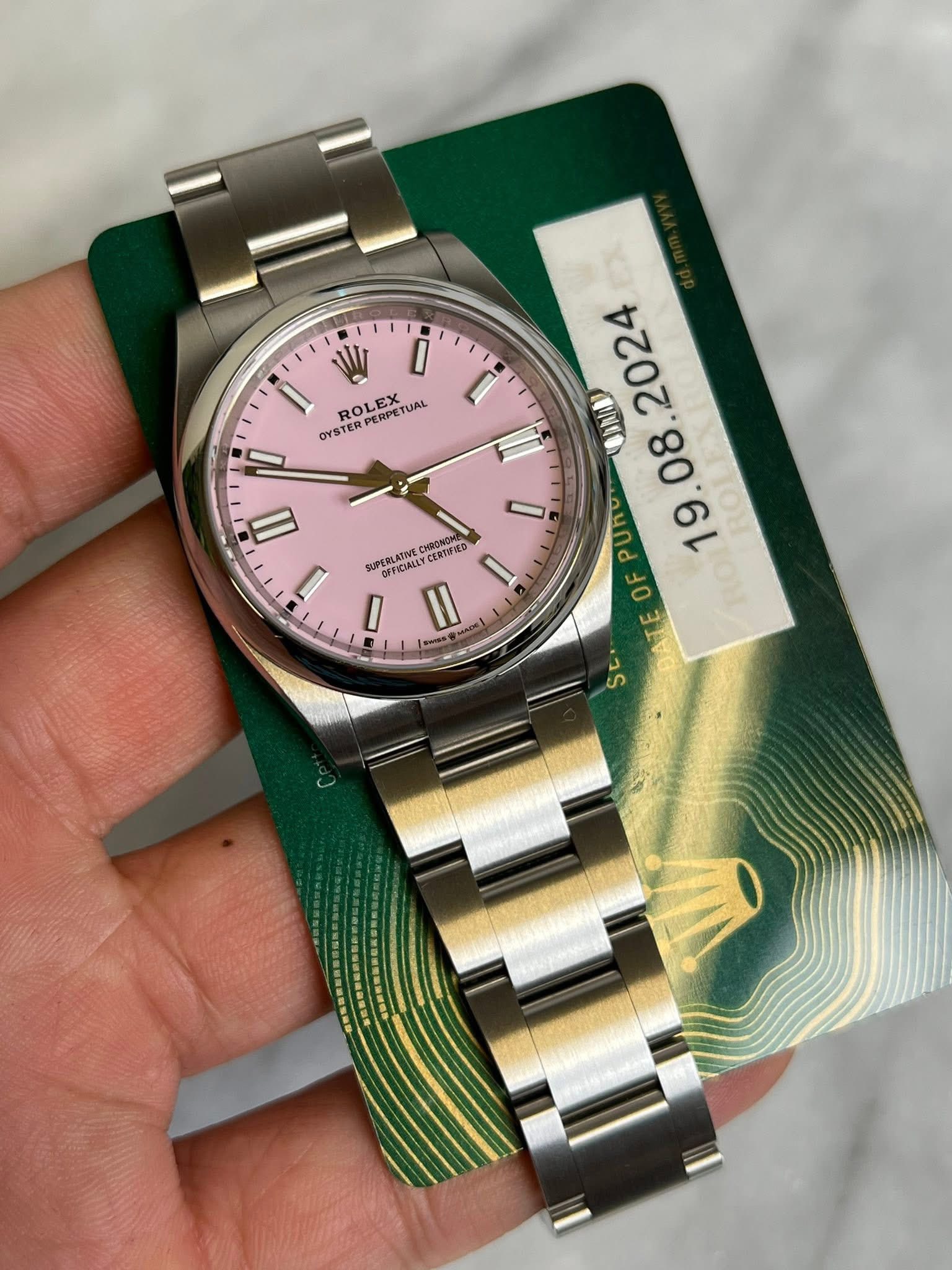 May be an image of wrist watch and text that says '- W I ROLEX ROLEX OYSTER PERPETUAL TUAL 0 W J SRLATNE DEFICIALLY FACIARET CESTINED CESTIIED 一 力力ミ PURO I OF 5다'