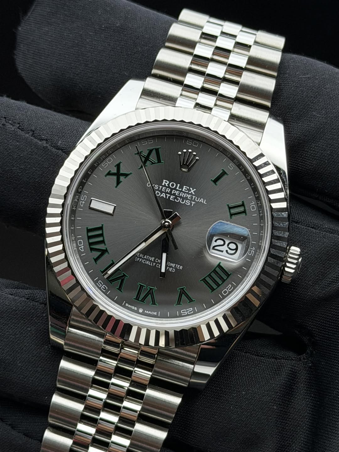 May be an image of wrist watch and text that says ' STER STE ROLEX EX DATEJUST DAT PERPET TUAL 10 40 ERLATIVE FFICIALLYO FICIALLYCE C OMET FIED IE IED ER 29 15 S 35 OI SWISS 時 MADE…