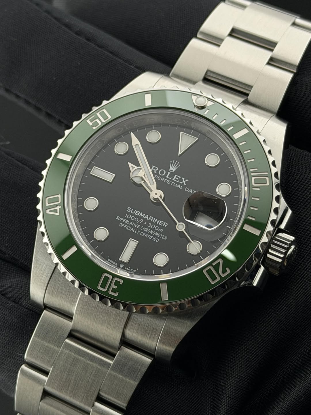 May be an image of wrist watch and text that says '50 Qinl ROLEX PETUAL EX TUAL PERPET DA 40 10 SUPERLATIVE SUPERLATIVE 1000ft SUBMARINER -300m OFFICIALLY CERTIFIED CHRONOMET…