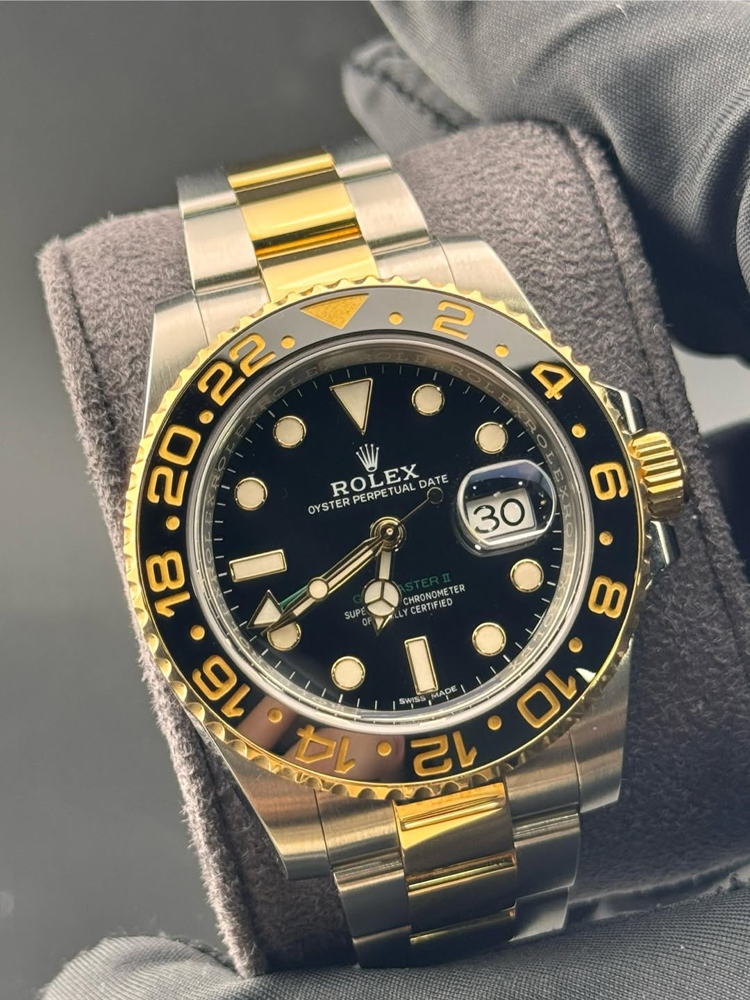 May be an image of wrist watch and text that says '2.4 4 2 O 22 20 18 RO OYSTER ROLEX OYSTERPERPETUALDATE PERPE TUAL DATE PERPETUA 30 6 SUP CHRONOMETER METER CERTIFIED 8 16 I…