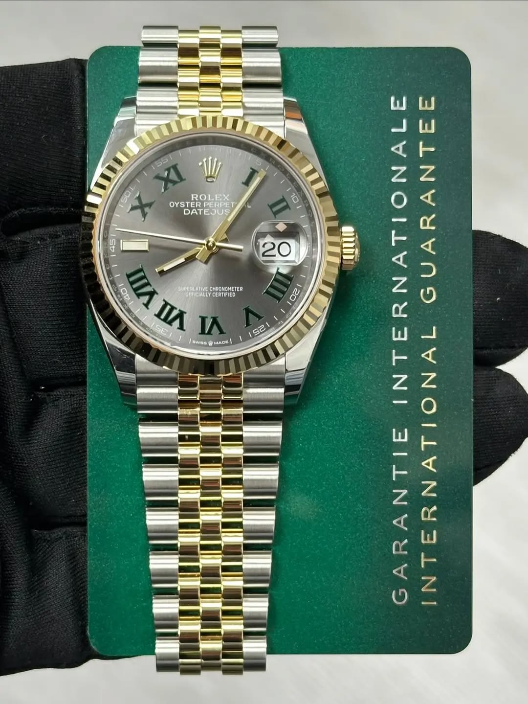 May be an image of wrist watch and text that says '55 50 ROLEX RO EX 두스 OYSTER DATI DATEJUS JUS 45 40 SIPETLATIVE CHRONOMETER VII IA프A ITICIALLY CERTIFIED SE SH SWIS MADE| 22 10 20…