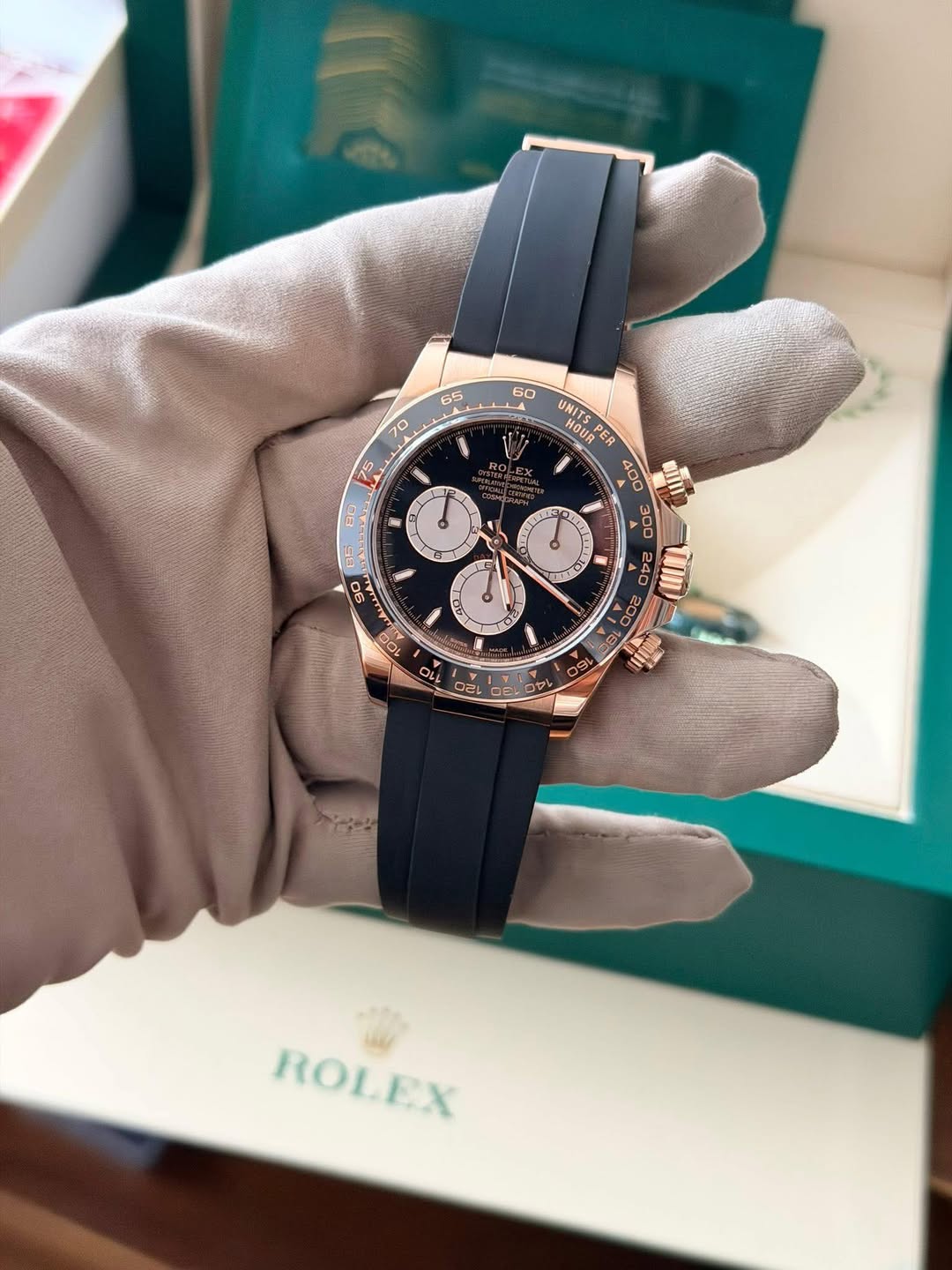 May be an image of wrist watch and text that says ' ERRENT SSA UNITS HGUR HEM PER 400 300 の 240 OO O O OLL O 19L 120 ወት E ส A セレ 四 ROLEX'
