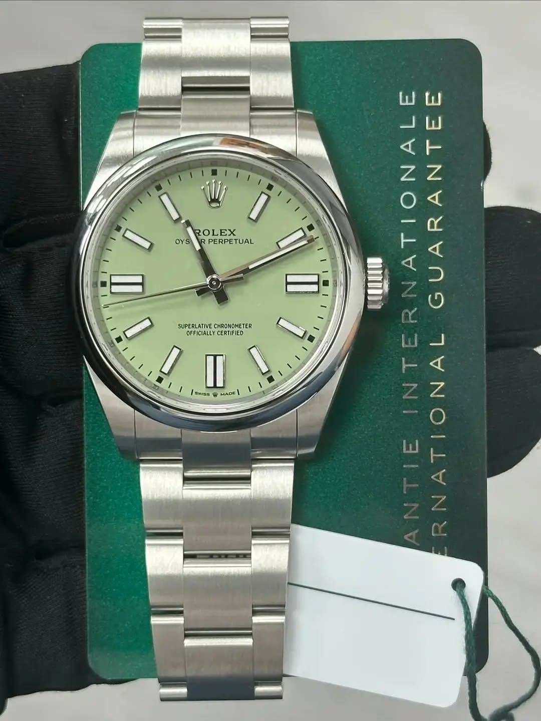 May be an image of wrist watch and text that says 'اللام ROLEX OYS PERPETUAL UAL SUPERLATIVE CHRONOMETER TER OPFICIALLY CERTIFIED I II SHISS MApK c AUE II BoI NATIONALE…