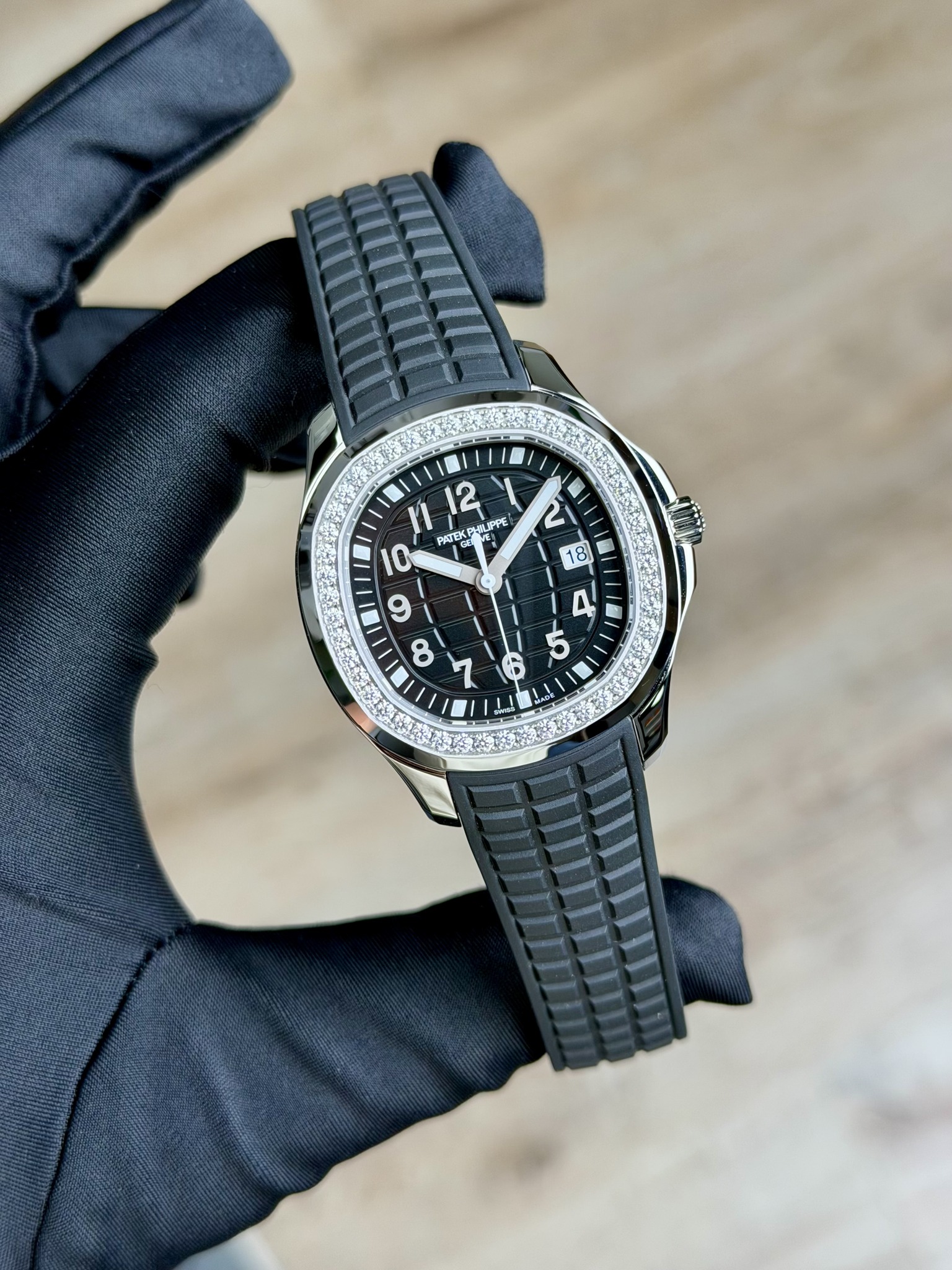 May be an image of wrist watch and text that says 'I1 12 PATEKP PATEKPULIPPE LIPPE 10 レ ー 7 사4 I1'