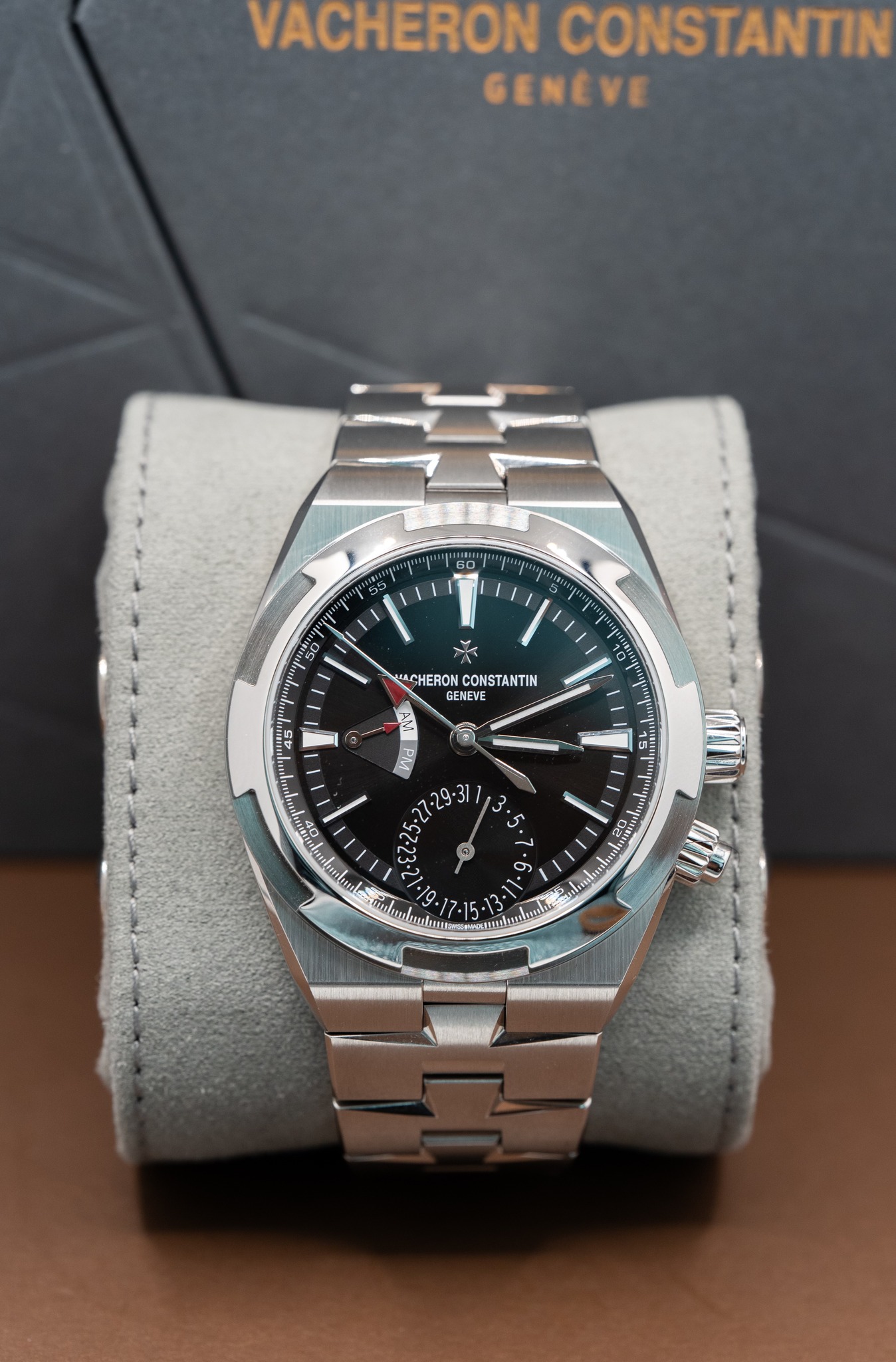 May be an image of wrist watch and text that says 'VACHERON CONSTANTIN GENEVE 5S LACHERON CONSTANTIN GENEVE 45 그리엄 준의 MO Wd ELn 5 ت o ဘာ GOC uetas'