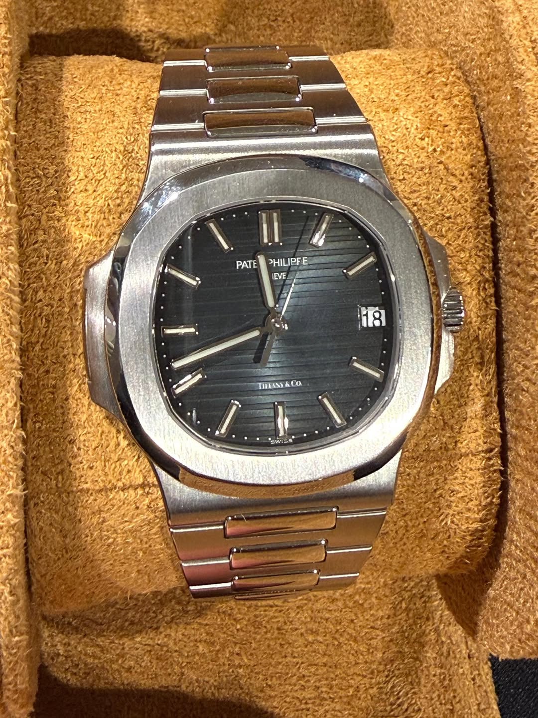 May be an image of wrist watch and text that says 'PATE PHILIPFE EVE 18 CΟ HST Co. I SWTS5'