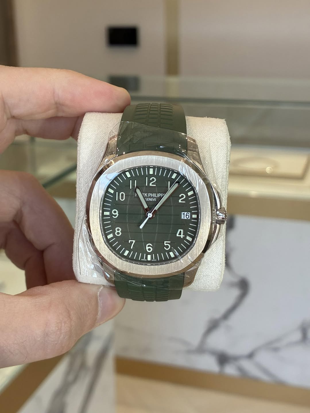 May be an image of wrist watch and text that says '12 10 FKPHIL IPP ENEVE a 4 5 6 6'