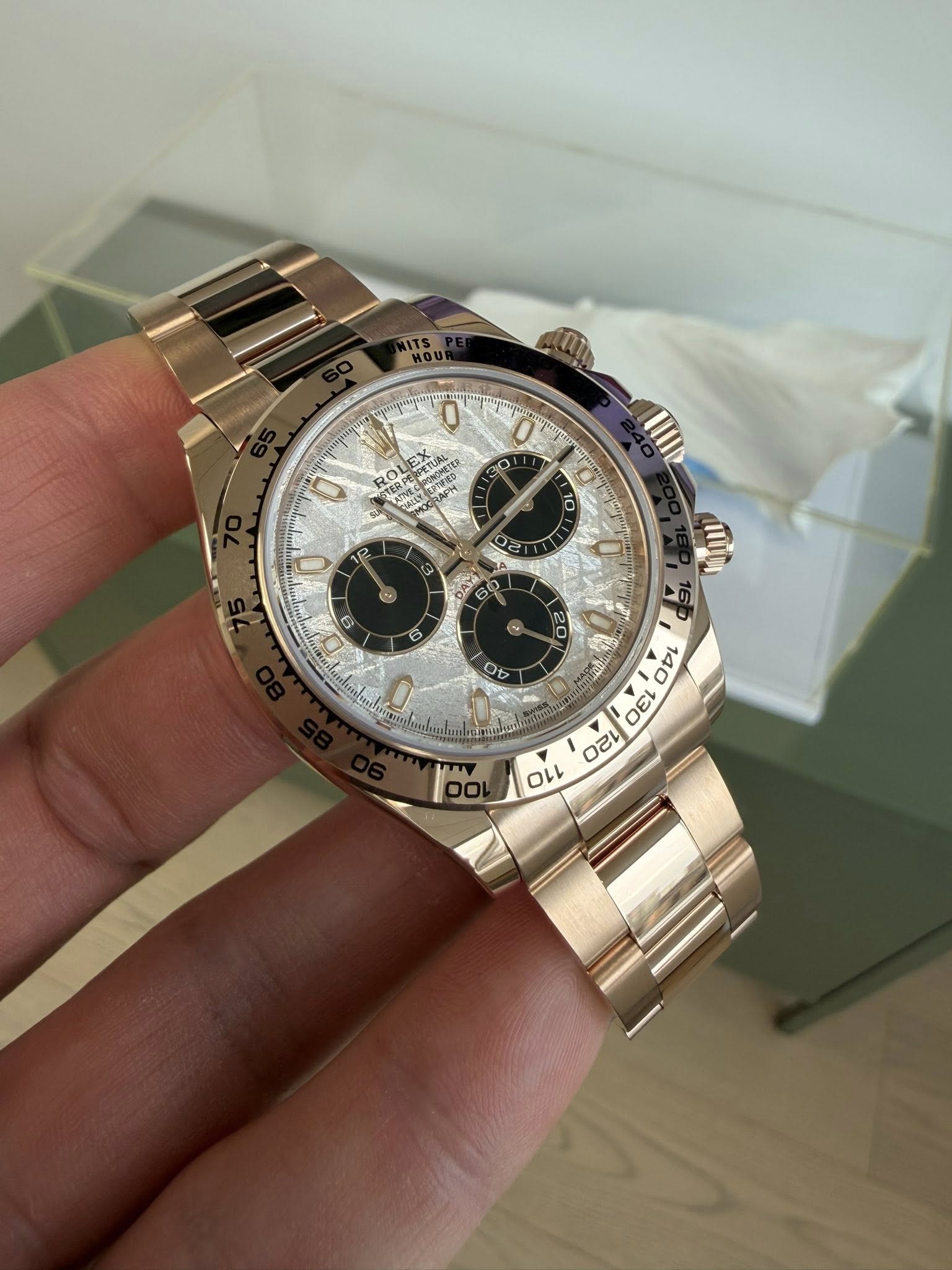 May be an image of wrist watch and text that says 'NITS HOU गृ. O ROL EX SPETUN PETUAL BARET C 10 ህዩ M OAY 9 0 എ 16 6 ハ 20 OV 4 140 e 120 OLL 1 00'
