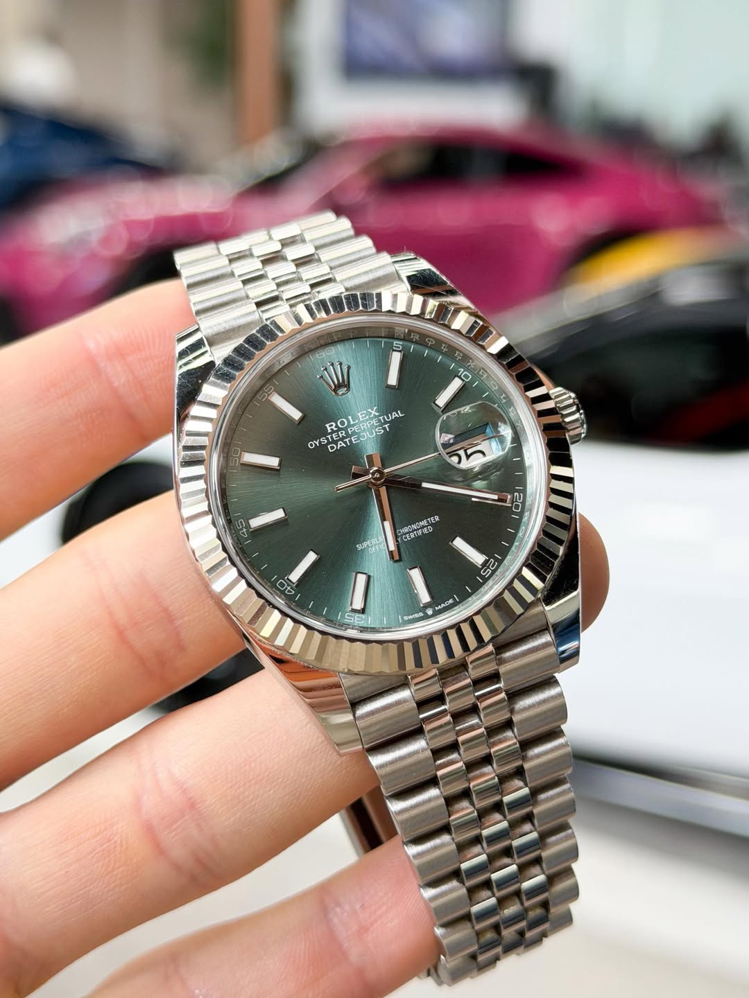 May be an image of wrist watch and text that says 'S S5 10 W/ ROLE UST OPETUAL PERPETORL EX UAL OYSTER OYS OYSTEN STER DATE TERP DAT ATEJUST A t A 20 CERTFAD MGPONETER SUPPERLA…