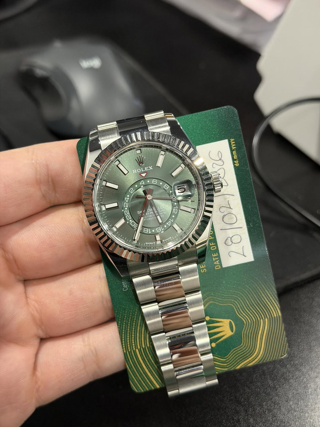 May be an image of wrist watch and text that says 'i RO ROLEX 6 8 2 4 A : لم 2 ዓክ SK 0 12 ا 14 8L 9 O AлAл• Rrm 9 AЛAA·wwpp Ww p 6o ٢٥ OF SE DATE 28/02 28 MACE Cett'